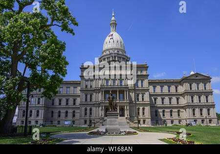 Lansing, Michigan, USA. 29 Juni, 2019. Außen an der Michigan State Capitol, das am 1. Januar eröffnet, 1879 in Lansing, Michigan am Samstag, 29. Juni 2018. Es wurde von Architekt Elijah E. Myers entwickelt und ist einer der ersten State Capitols von einem erhabenen gusseiserne Kuppel, die auf der Kuppel des United States Capitol in Washington, DC modelliert wurde aufgestockt werden. Credit: Ron Sachs/CNP Credit: Ron Sachs/CNP/ZUMA Draht/Alamy leben Nachrichten Stockfoto