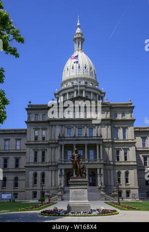 Lansing, Michigan, USA. 29 Juni, 2019. Außen an der Michigan State Capitol, das am 1. Januar eröffnet, 1879 in Lansing, Michigan am Samstag, 29. Juni 2018. Es wurde von Architekt Elijah E. Myers entwickelt und ist einer der ersten State Capitols von einem erhabenen gusseiserne Kuppel, die auf der Kuppel des United States Capitol in Washington, DC modelliert wurde aufgestockt werden. Credit: Ron Sachs/CNP Credit: Ron Sachs/CNP/ZUMA Draht/Alamy leben Nachrichten Stockfoto