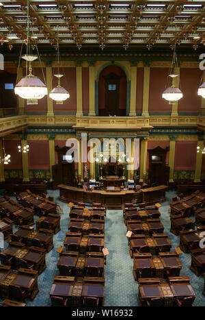 Lansing, Michigan, USA. 29 Juni, 2019. Innenraum des Hauses des Repräsentantenhauses im Michigan State Capitol, das am 1. Januar eröffnet, 1879 in Lansing, Michigan am Samstag, 29. Juni 2018. Es wurde von Architekt Elijah E. Myers entwickelt und ist einer der ersten State Capitols von einem erhabenen gusseiserne Kuppel, die auf der Kuppel des United States Capitol in Washington, DC modelliert wurde aufgestockt werden. Credit: Ron Sachs/CNP Credit: Ron Sachs/CNP/ZUMA Draht/Alamy leben Nachrichten Stockfoto