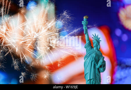 Freiheitsstatue, USA Flagge Hintergrund, die Brooklyn Bridge, New York, USA Stockfoto