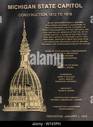 Lansing, Michigan, USA. 29 Juni, 2019. Beschreibendes Zeichen außerhalb der Michigan State Capitol, das am 1. Januar eröffnet, 1879 in Lansing, Michigan am Samstag, 29. Juni 2018. Es wurde von Architekt Elijah E. Myers entwickelt und ist einer der ersten State Capitols von einem erhabenen gusseiserne Kuppel, die auf der Kuppel des United States Capitol in Washington, DC modelliert wurde aufgestockt werden. Credit: Ron Sachs/CNP Credit: Ron Sachs/CNP/ZUMA Draht/Alamy leben Nachrichten Stockfoto