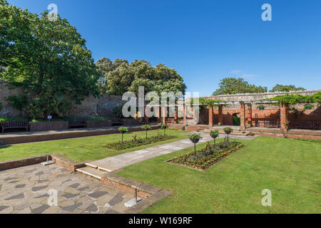 Formal angelegten Garten und Pergola in Connaught Gardens in Sidmouth, einem kleinen beliebten Südküste Küstenstadt in Devon, im Südwesten Englands Stockfoto