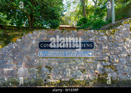 Name Zeichen an der Wand am Eingang des Connaught Gardens, Sidmouth, einem kleinen beliebten Südküste Küstenstadt in Devon, im Südwesten Englands Stockfoto