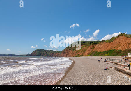 Blick entlang der Kiesstrand Ufer in Richtung High Peak Blick nach Westen am Sidmouth, eine angenehme Südküste Küstenstadt in Devon, im Südwesten Englands Stockfoto