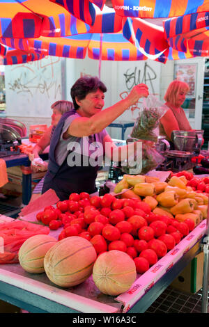 Obst und grünen Vendor holding Taschen von Kräutern. Öffentliche Blume und Produzieren Markt neben der Diokletianspalast, Split, Kroatien. Stockfoto