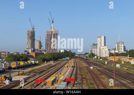 Die wechselnden skyine von Woking, Surrey: Bahnstrecken in Turmdrehkrane und neue Hochhaus gemischt verwenden Sie Entwicklungen im Zentrum der Stadt führen. Stockfoto