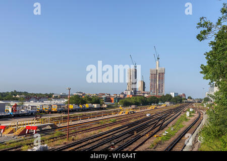 Die wechselnden skyine von Woking, Surrey: Bahnstrecken in Turmdrehkrane und neue Hochhaus gemischt verwenden Sie Entwicklungen im Zentrum der Stadt führen. Stockfoto
