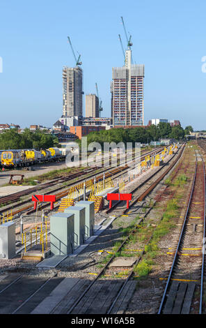 Die wechselnden skyine von Woking, Surrey: Bahnstrecken in Turmdrehkrane und neue Hochhaus gemischt verwenden Sie Entwicklungen im Zentrum der Stadt führen. Stockfoto