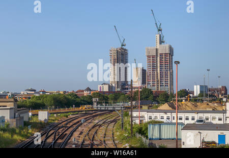 Die wechselnden skyine von Woking, Surrey: Bahnstrecken in Turmdrehkrane und neue Hochhaus gemischt verwenden Sie Entwicklungen im Zentrum der Stadt führen. Stockfoto