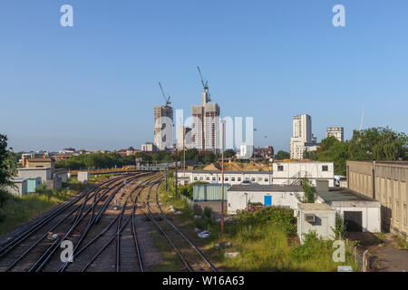 Die wechselnden skyine von Woking, Surrey: Bahnstrecken in Turmdrehkrane und neue Hochhaus gemischt verwenden Sie Entwicklungen im Zentrum der Stadt führen. Stockfoto
