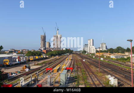 Die wechselnden skyine von Woking, Surrey: Bahnstrecken in Turmdrehkrane und neue Hochhaus gemischt verwenden Sie Entwicklungen im Zentrum der Stadt führen. Stockfoto