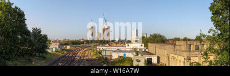 Die wechselnden skyine von Woking, Surrey: Bahnstrecken in Turmdrehkrane und neue Hochhaus gemischt verwenden Sie Entwicklungen im Zentrum der Stadt führen. Stockfoto