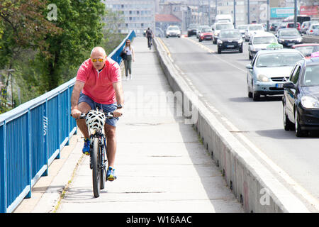Belgrad, Serbien - April 25, 2019: die Menschen, Fahrrädern und zu Fuß auf getrennt Lane auf Straße der Stadt Langen Brücke Stockfoto