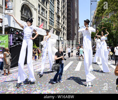 New York, NY, USA. 30. Juni, 2019. Die New York City Pride auf der Fifth Avenue in New York City am 30. Juni 2019. Quelle: Michael Brochstein/ZUMA Draht/Alamy leben Nachrichten Stockfoto