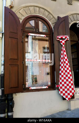 Große rot-weiße Krawatte als Schild vor einem Krawatten-Schaufenster. Vorderladen. Zagreb, Kroatien, Europa, EU. Stockfoto