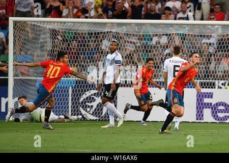 Udine, Italien. 30. Nach dem Ziel zu 1-0, Aktion, Jubel, Freude, Begeisterung, Juni, 2019. goaljubel Fabian Ruiz (ESP, re). hi: Alexander ZU NUEBEL, Torwart (GER), Jonathan TAH (GER), Maximilian EGGESTEIN (GER). Spanien (ESP) - Deutschland (GER) 2-1, am 30.06.2019 Stadio Friuli Udine. Fußball U-21, FINALE UEFA-U21-Europameisterschaft in Italien / SanMarino vom 16.-30.06.2019. | Verwendung der weltweiten Kredit: dpa/Alamy leben Nachrichten Stockfoto