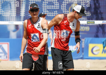 29-06-2019: Beachvolleybal: Wereld kampioenschap: Hamburg WK Beachvolleybal 2019 - Dag 1 - Hamburg - Duitsland L-R Sam Pedlow (CAN,1), Sam Schachter (CAN,2), Adrian Heidrich (SUI,1), Mirco Gerson (SUI,2) Stockfoto