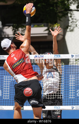 29-06-2019: Beachvolleybal: Wereld kampioenschap: Hamburg WK Beachvolleybal 2019 - Dag 1 - Hamburg - Duitsland L-R Sam Pedlow (CAN,1), Sam Schachter (CAN,2), Adrian Heidrich (SUI,1), Mirco Gerson (SUI,2) Stockfoto