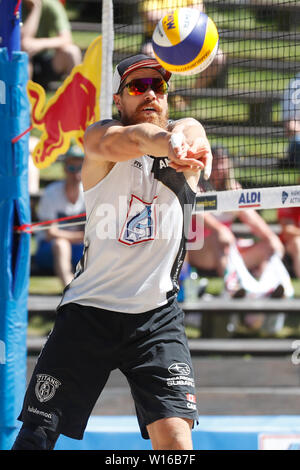 29-06-2019: Beachvolleybal: Wereld kampioenschap: Hamburg WK Beachvolleybal 2019 - Dag 1 - Hamburg - Duitsland L-R Sam Pedlow (CAN,1), Sam Schachter (CAN,2), Adrian Heidrich (SUI,1), Mirco Gerson (SUI,2) Stockfoto