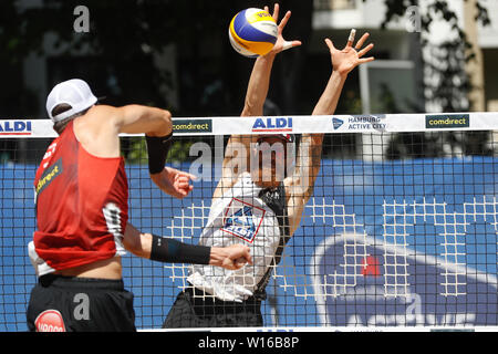 29-06-2019: Beachvolleybal: Wereld kampioenschap: Hamburg WK Beachvolleybal 2019 - Dag 1 - Hamburg - Duitsland L-R Sam Pedlow (CAN,1), Sam Schachter (CAN,2), Adrian Heidrich (SUI,1), Mirco Gerson (SUI,2) Stockfoto