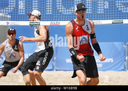 29-06-2019: Beachvolleybal: Wereld kampioenschap: Hamburg WK Beachvolleybal 2019 - Dag 1 - Hamburg - Duitsland L-R Sam Pedlow (CAN,1), Sam Schachter (CAN,2), Adrian Heidrich (SUI,1), Mirco Gerson (SUI,2) Stockfoto