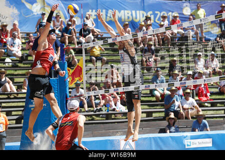 29-06-2019: Beachvolleybal: Wereld kampioenschap: Hamburg WK Beachvolleybal 2019 - Dag 1 - Hamburg - Duitsland L-R Sam Pedlow (CAN,1), Sam Schachter (CAN,2), Adrian Heidrich (SUI,1), Mirco Gerson (SUI,2) Stockfoto