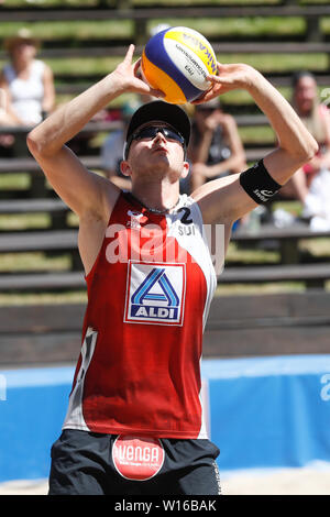 29-06-2019: Beachvolleybal: Wereld kampioenschap: Hamburg WK Beachvolleybal 2019 - Dag 1 - Hamburg - Duitsland L-R Sam Pedlow (CAN,1), Sam Schachter (CAN,2), Adrian Heidrich (SUI,1), Mirco Gerson (SUI,2) Stockfoto