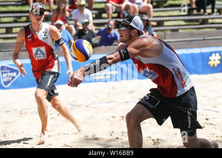 29-06-2019: Beachvolleybal: Wereld kampioenschap: Hamburg WK Beachvolleybal 2019 - Dag 1 - Hamburg - Duitsland L-R Sam Pedlow (CAN,1), Sam Schachter (CAN,2), Adrian Heidrich (SUI,1), Mirco Gerson (SUI,2) Stockfoto