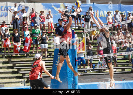 29-06-2019: Beachvolleybal: Wereld kampioenschap: Hamburg WK Beachvolleybal 2019 - Dag 1 - Hamburg - Duitsland L-R Sam Pedlow (CAN,1), Sam Schachter (CAN,2), Adrian Heidrich (SUI,1), Mirco Gerson (SUI,2) Stockfoto