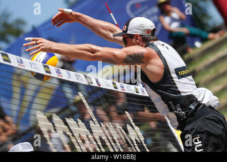 29-06-2019: Beachvolleybal: Wereld kampioenschap: Hamburg WK Beachvolleybal 2019 - Dag 1 - Hamburg - Duitsland L-R Sam Pedlow (CAN,1), Sam Schachter (CAN,2), Adrian Heidrich (SUI,1), Mirco Gerson (SUI,2) Stockfoto