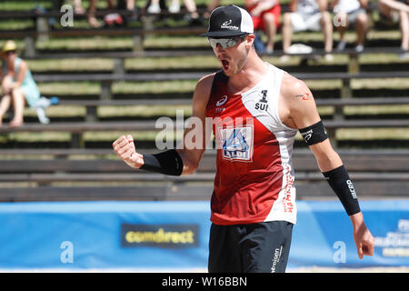 29-06-2019: Beachvolleybal: Wereld kampioenschap: Hamburg WK Beachvolleybal 2019 - Dag 1 - Hamburg - Duitsland L-R Sam Pedlow (CAN,1), Sam Schachter (CAN,2), Adrian Heidrich (SUI,1), Mirco Gerson (SUI,2) Stockfoto