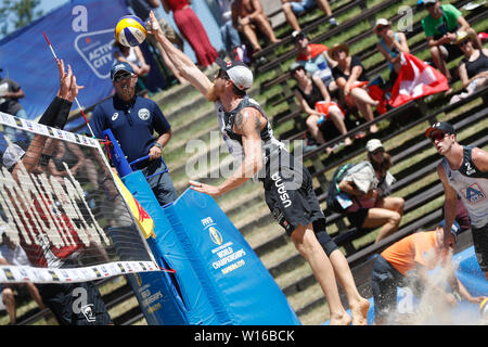 29-06-2019: Beachvolleybal: Wereld kampioenschap: Hamburg WK Beachvolleybal 2019 - Dag 1 - Hamburg - Duitsland L-R Sam Pedlow (CAN,1), Sam Schachter (CAN,2), Adrian Heidrich (SUI,1), Mirco Gerson (SUI,2) Stockfoto