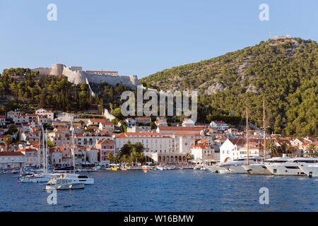 Hvar Stadt und Hafen wie aus einem Meer Ansatz gesehen. Dieser adriatischen Spielplatz zieht Berühmtheiten und MEGA-Yachten. Stockfoto