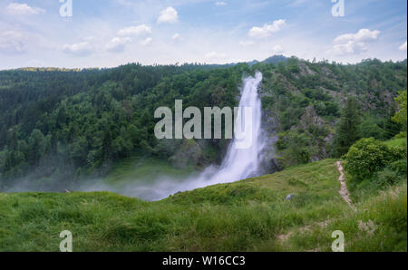 Panorama der riesigen Wasserfall in Norditalien/Alto Adige Stockfoto