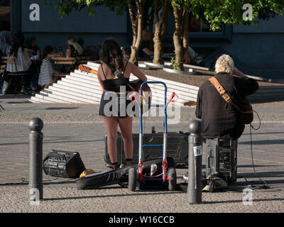 BERLIN, DEUTSCHLAND - 29. JUNI 2019: Street Musiker in der Nähe von Bahnhof Zoologischer Garten in Berlin Am Abend im Sommer Stockfoto