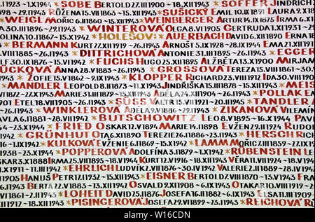 Die Namen der Juden, die im Holocaust umgekommen sind auf den Wänden der Pinkas-synagoge in Prag eingeschrieben Stockfoto