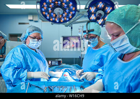 Eines Chirurgen Team in Uniform führt eine Operation auf einem Patienten in der Herzchirurgie Klinik. Die moderne Medizin, ein professionelles Team von Chirurgen, Gesundheit. Stockfoto