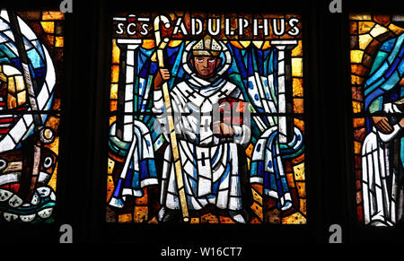 Saint Adulphus in einem Glasfenster der Kathedrale in Prag Stockfoto