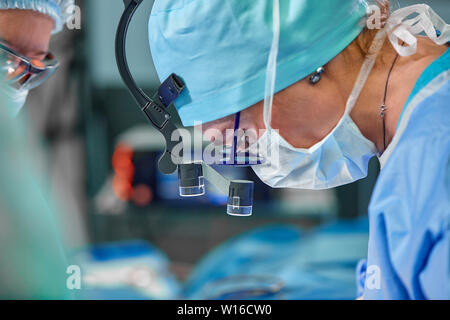 Eines Chirurgen Team in Uniform führt eine Operation auf einem Patienten in der Herzchirurgie Klinik. Die moderne Medizin, ein professionelles Team von Chirurgen, Gesundheit. Stockfoto