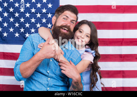 Leben, Freiheit und das Streben nach Glück. Glückliche Familie feiert Tag der Unabhängigkeit auf die amerikanische Flagge im Hintergrund. Glück Tag. Glück und americal Ideale. Glück und verfolgt folgenden Traum. Stockfoto