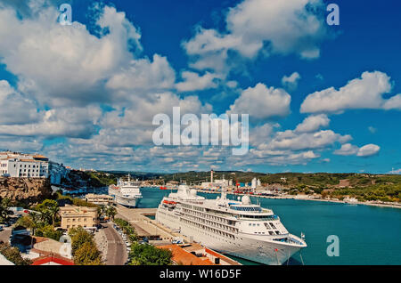 Mahon, Spanien - April 06, 2010: passagierschiff Silver Cloud, silversea im Hafen. Kreuzfahrtschiff im Hafen. Kreuzfahrt zum Vergnügen. Anreise mit Wasser. Welt Round Trip Tour. Sommer Urlaub Stockfoto