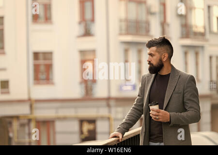 Noch ein Schluck Kaffee. Kaffeegenuss unterwegs. Geschäftsmann gepflegt aussehen genießen Sie Kaffee Pause aus Business Center. Entspannen und erholen Sie sich. Man bärtige hipster Pappbecher Kaffee trinken. Stockfoto