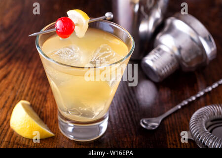 Eine köstliche Whiskey Sour Cocktail auf einer hölzernen Bar Zähler nach oben. Stockfoto