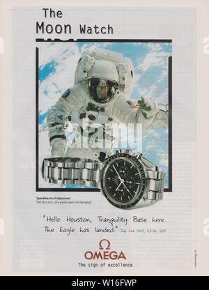 Plakat werbung Omega Watch in Papier Magazin aus 1999, den Mond beobachten, Slogan, Werbung, kreative OMEGA Anzeige von 1990 s Stockfoto