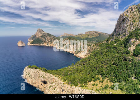 Panoramablick auf Cap Formentor der Insel Mallorca von Es Colomer Balkon an einem sonnigen Tag Stockfoto