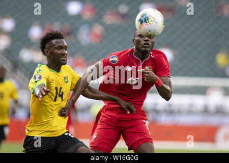 Philadelphia, Pennsylvania, USA. 30. Juni, 2019. SHAUN FRANCIS (14) kämpft für den ball mit ERIC DAVIS (15) Während des Spiels Das Spiel in Philadelphia PA Credit: Ricky Fitchett/ZUMA Draht/Alamy leben Nachrichten Stockfoto