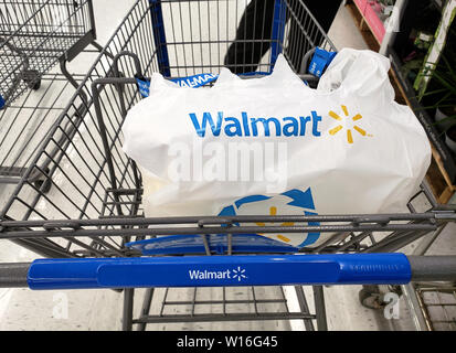 MONTREAL, KANADA - 30. APRIL 2019: eingebrannte Walmart Warenkorb und Tasche in Walmart Stores. Walmart ist eine US-amerikanische Einzelhandel Corporation, betreibt ein c Stockfoto