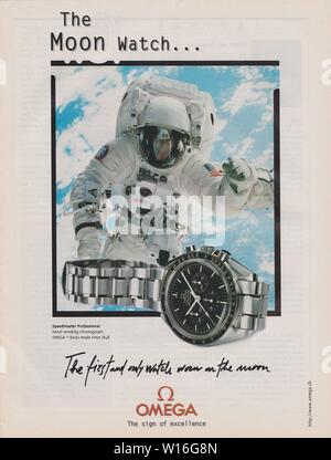 Plakat werbung Omega Watch in Papier Magazin aus dem Jahr 1998, den Mond beobachten, Slogan, Werbung, kreative OMEGA Anzeige von 1990 s Stockfoto