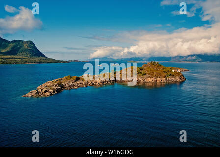 Norwegischen Fjorde. Insel steinig umgeben von Meer Wasser in Norwegen. Beste natur Orte in Norwegen besuchen. Meereslandschaft mit Insel an einem sonnigen Tag. Ruhe und Idylle. Insel steinigen Klippen Küste. Stockfoto