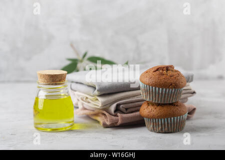 Verschiedene Produkte von Marihuana. Backen Muffins aus Cannabis, natürliche CDB Gewebe und Öl. Grauer Hintergrund Stockfoto